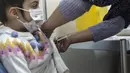 Petugas medis menyuntikkan vaksin covid-19 kepada seorang anak di ibu kota Siprus, Nicosia, Minggu (2/1/2022). Siprus memulai vaksinasi untuk anak-anak berusia antara 5 hingga 11 tahun, di tengah lonjakan tajam kasus virus corona. (Iakovos Hatzistavrou / AFP)