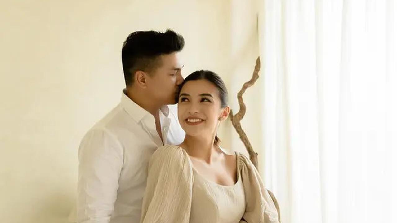 6 Pemotretan Hangat Keluarga Chelsea Olivia dan Glenn AlinskieJelangNatal 2024