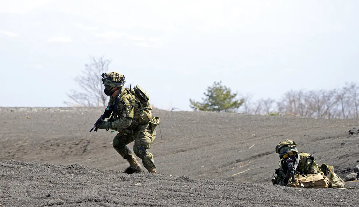 Anggota Pasukan Bela Diri Darat Jepang (JGSDF) menjaga zona pendaratan saat MV-22 Osprey lepas landas pada latihan operasi gabungan helikopter militer antara JGSDF dan Marinir AS di Higashi Fuji, Gotemba, Jepang, Selasa (15/3/2022). (AP Photo/Eugene Hoshiko)