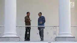 Presiden Joko Widodo (Jokowi) berbincang santai dengan Presiden Bank Dunia, Jim Yong Kim di beranda Istana Kepresidenan Bogor, Jawa Barat, Rabu (4/7). Dalam kunjungan kehormatan itu, Jokowi dan Kim kompak menggunakan batik. (Liputan6.com/Angga Yuniar)