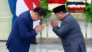 PM Thailand Serahkan Medali Kehormatan Angkatan Bersenjata kepada Prabowo