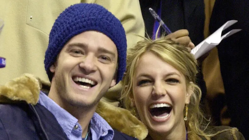Justin Timberlake dan Britney Spears pada 2002. (AP Photo/Chris Gardner, File)