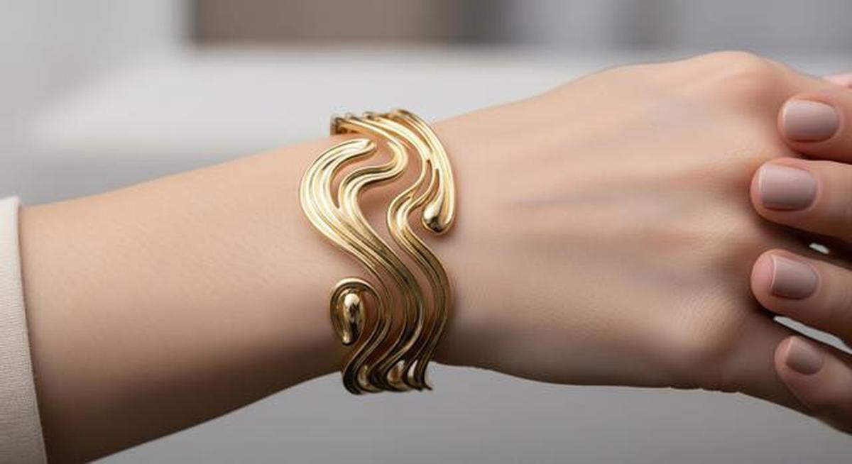 8 Model Gelang Emas Cuff Sculptural Desain Abstrak 2025, Elegan untuk Penampilan Wanita