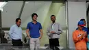 Direktur Teknik PSSI, Pieter Huistra (tengah) bersama Sekjen PSSI, Joko Driyono (kiri) menyaksikan langsung laga timnas U-19 Indonesia vs timnas U-19 Singapura di Stadion GBK Jakarta, (8/12/2014). (Liputan6.com/Helmi Fithriansyah)