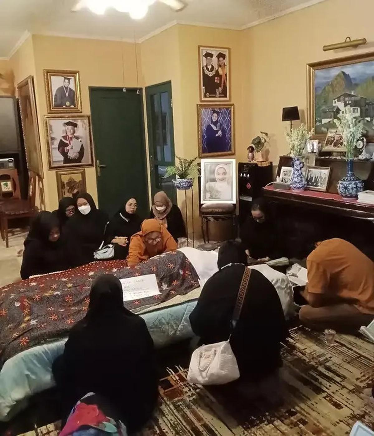 6 Potret Bella dan Chiki Fawzi Dampingi Marissa Haque di Momen Terakhirnya