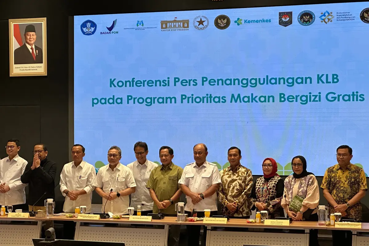 Menko Pangan Zulkifli Hasan alias Zulhas di Gedung Kementerian Kesehatan (Kemenkes), Kuningan, Jakarta Selatan, Minggu (28/9/2025).