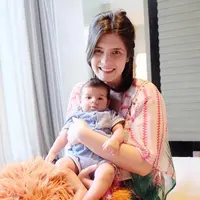 Kebahagiaan Carissa Puteri bawa dua anak ke Bali untuk libuaran akhir tahun. (instagram/carissa_puteri)