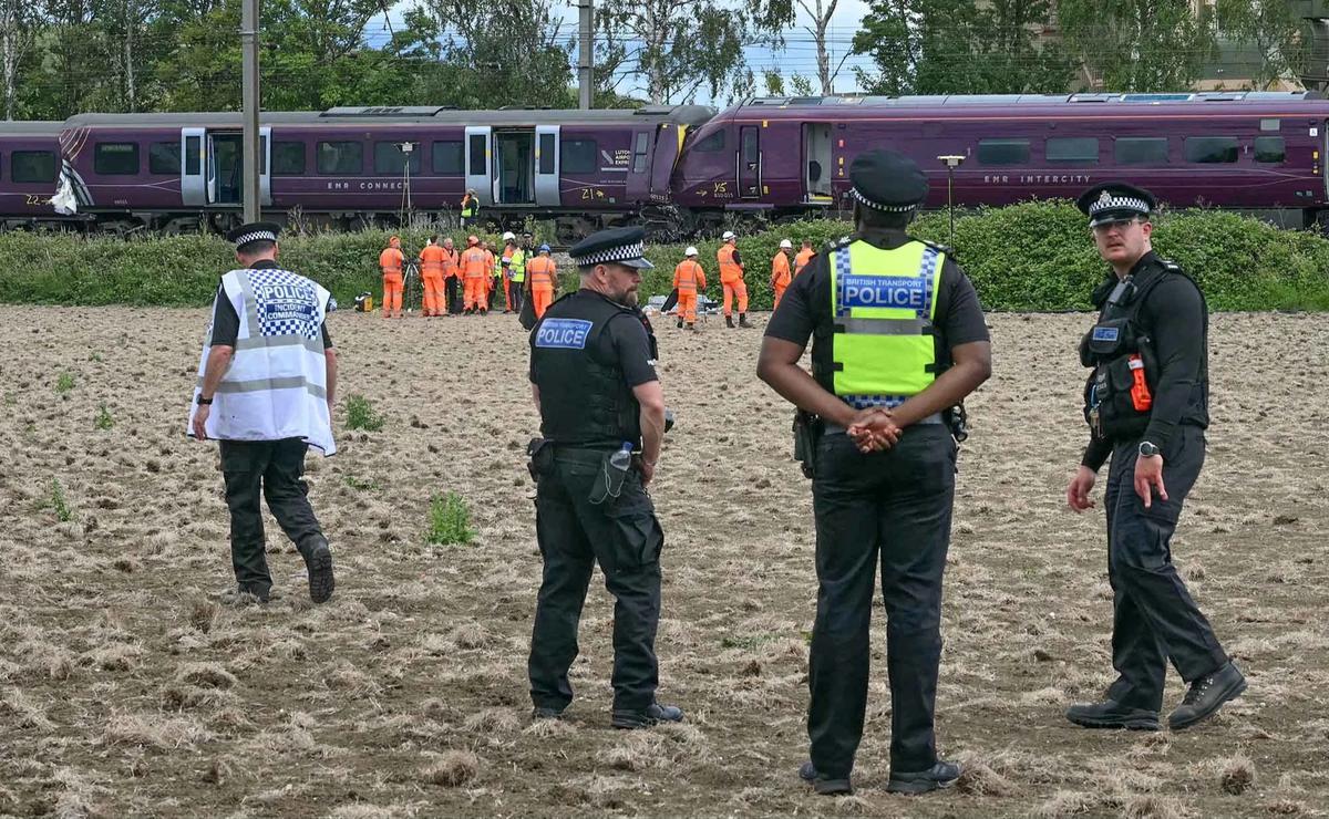 FOTO: Tabrakan Dua Kereta di Inggris Tewaskan Masinis dan Lukai Puluhan Penumpang