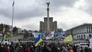 Demonstran anti-vaksin berunjuk rasa di Kiev (24/11/2021). Ratusan pengunjuk rasa memblokir jalan-jalan di pusat kota Kiev pada 24 November untuk berdemonstrasi menentang langkah-langkah anti-Covid Ukraina dan upaya vaksin, saat negara itu memerangi gelombang infeksi baru. (AFP/Genya Savilov)