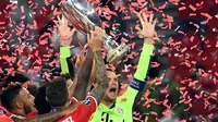 Kiper Bayern Munchen, Manuel Neuer, merayakan gelar juara Piala Super Eropa 2020 usai mengalahkan Sevilla di Puskas Arena, Budapest, Jumat (25/9/2020) dini hari WIB. Bayern Munchen menang 2-1 atas Sevilla. (AFP/Tibor Illyes/pool)