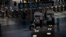 Sejumlah penanda jaga jarak sosial (social distancing) terlihat di lantai Stasiun Kereta Gare du Nord, Paris, Prancis, Kamis (7/5/2020). Stasiun Kereta Gare du Nord menerapkan penanda jaga jarak sosial untuk mempersiapkan kedatangan penumpang dalam jumlah besar. (Xinhua/Aurelien Morissard)