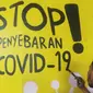 Mahasiswa melukis mural bertemakan sosialisasi pencegahan Covid-19 di kolong jalan tol dalam kota, Kebun Nanas, Jakarta, Jumat (4/12/2020). Kegiatan sekitar 90 tiang kolong tol sepanjang jalan MT Haryono ini difasilitasi Satgas Covid-19. (merdeka.com/Arie Basuki)