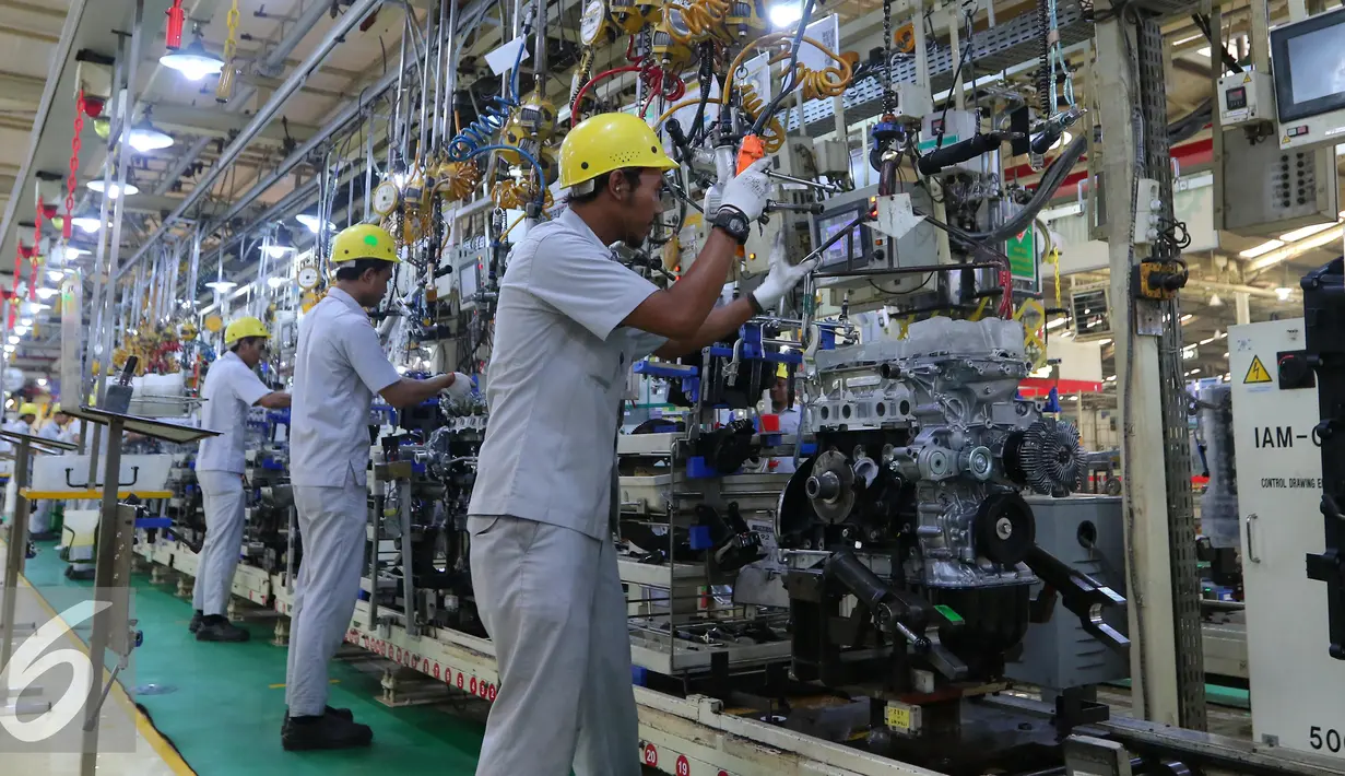Pekerja merakit komponen mobil di PT TMMIN, Jakarta, Senin (9/5). Diharapkan industri komponen nasional tumbuh seiring dengan pertumbuhan industri otomotif, yang ditargetkan memproduksi hingga 2 juta unit per tahun. (Liputan6.com/Angga Yuniar)