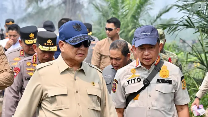 Mendagri Tito Dampingi Presiden Prabowo Tinjau Lahan Terbakar di Kalbar