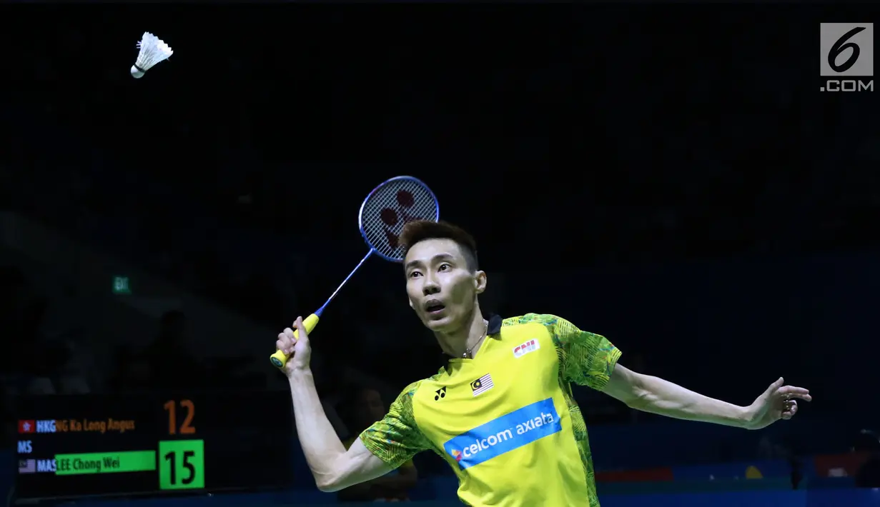 Tunggal putra Malaysia, Lee Chong Wei mengembalikan kok ke pebulu tangkis Hong Kong, Ng Ka Long Angus pada 32 besar Indonesia Open 2018, Istora GBK, Jakarta, Rabu (4/7). Lee Chong Wei unggul 21-15, 18-21, 21-10. (Liputan6.com/Helmi Fithriansyah)