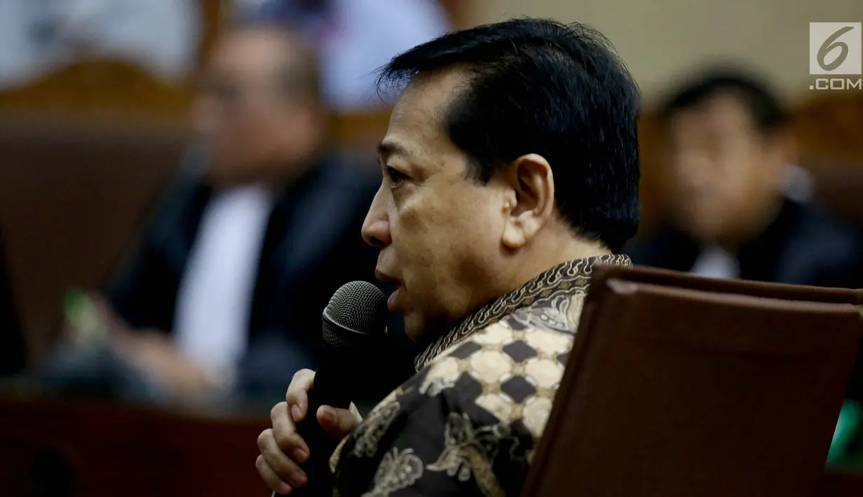 Terdakwa kasus korupsi E-KTP, Setya Novanto memberikan tanggapan pada sidang pembacaan putusan sela di Pengadilan Tipikor, Jakarta, Kamis (4/1). Setya Novanto‎ mengaku pasrah setelah Hakim menolak eksepsi atau nota keberatannya. (Liputan6.com/Johan Tallo)