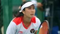 Petenis putri Indonesia, Aldila Sutjiadi saat pertandingan final tenis beregu putri SEA Games 2023 melawan petenis Thailand, Aunchisa Chanta di Tennis Arena, Morodoc Techo National Stadium, Phnom Penh, Kamboja, Selasa (9/5/2023). Indonesia sempat tertinggal di partai pertama namun sukses menyamakan kedudukan saat partai kedua. Pasangan Aldila dan Jessy kemudian sukses menyegel kemenangan partai ketiga sekaligus memberikan emas ke-24 untuk Indonesia. (Bola.com/Abdul Aziz)