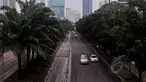 Sejumlah kendaraan bermotor melintasi kawasan Jalan Sudirman-MH Thamrin, Jakarta, Kamis (19/2/2015). Libur Tahun Baru Imlek membuat sejumlah ruas jalan ibukota yang biasanya macet dan padat kendaraan kini tampak lengang. (Liputan6.com/Johan Tallo)