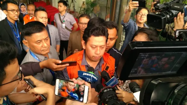 KPK menahan Bupati Cianjur Irvan Rivano Muchar.