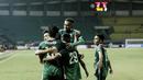 Pemain PSMS Medan merayakan gol yang dicetak  I Made Wirahadi, ke gawang Kalteng Putra FC pada laga Liga 2 Indonesia di Stadion Patriot, Bekasi, Kamis, (9/11/2017). PSMS Medan menang 2-1 atas Kalteng Putra FC. (Bola.com/M Iqbal Ichsan)