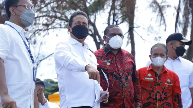 Menteri Kelautan dan Perikanan Sakti Wahyu Trenggono meninjau lokasi pengungsian nelayan yang terdampak kebakaran di permukiman perumahan Kompleks Borobudur Manokwari, Kamis (14/10/2021). (Dok KKP)