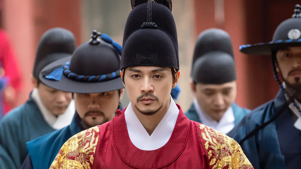 Kim Ji Hoon dalam drakor The Haunted Palace. (SBS via Soompi)