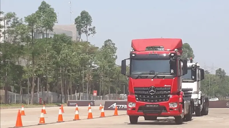 PT Daimler Commercial Vehicle Indonesia meluncurkan new Mercedes-Benz Actros dan Arocs.