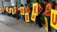 Beberapa pemuda mengampanyekan Terima Kasih Tembakau di Pancoran, Jakarta (Liputan6.com/ Putu Merta Surya Putra)