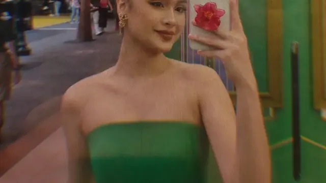 Caitlin Halderman hadir Premier Wicked: For Good Singapura dress hijau. [@caitlinhalderman]