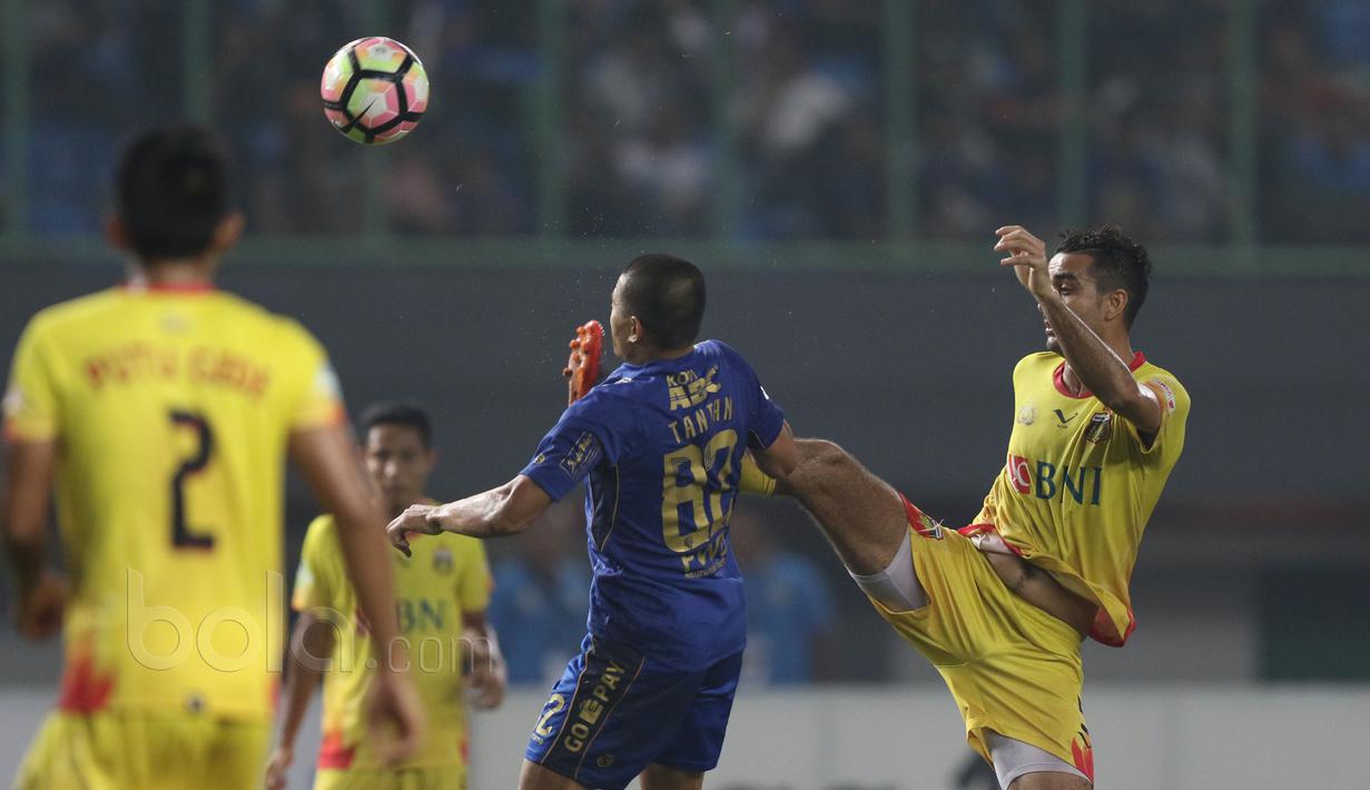 Pemain Bhayangkara, Otavio Dutra menendang bola tanpa sengaja menghantam kepala pemain Persib Bandung, Tantan pada Liga 1 2017 di Stadion Patriot, Bekasi, (04/06/2017). (Bola.com/Nicklas Hanoatubun)