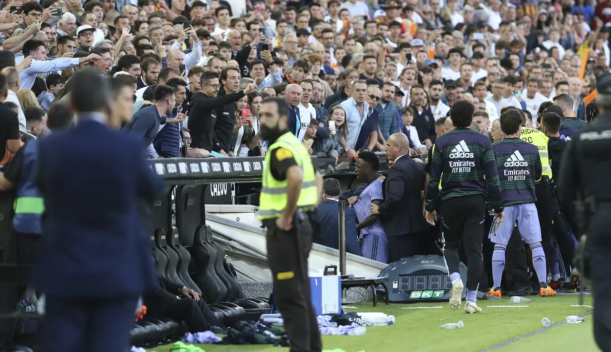 Striker Real Madrid, Vinicius Junior meninggalkan lapangan setelah dikartu merah wasit saat menghadapi Valencia pada laga pekan ke-35 Liga Spanyol 2022/2023 di Mestalla Stadium, Valencia, Senin (22/5/2023) dini hari WIB. (AFP/Jose Jordan)