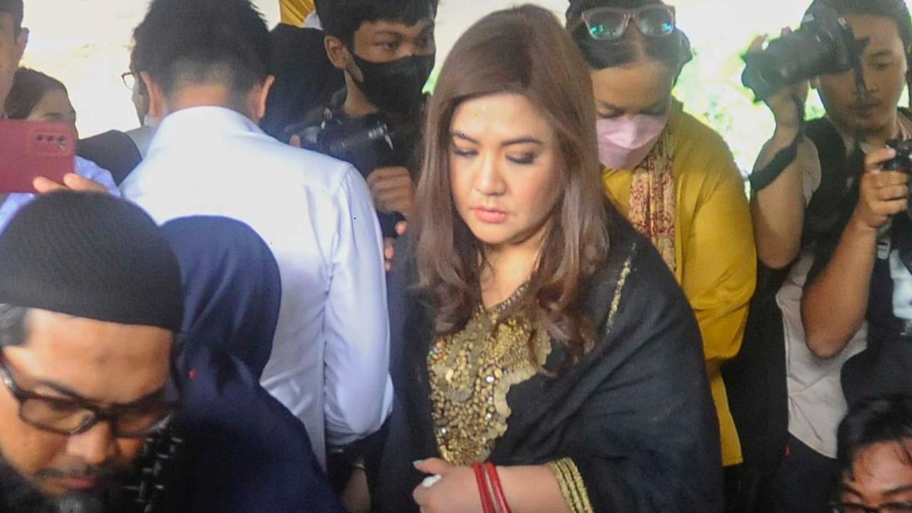 Artis Cornelia Agatha saat menghadiri pemakaman Rizal Ramli di TPU Jeruk Purut, Jakarta, Kamis (4/1/2024).