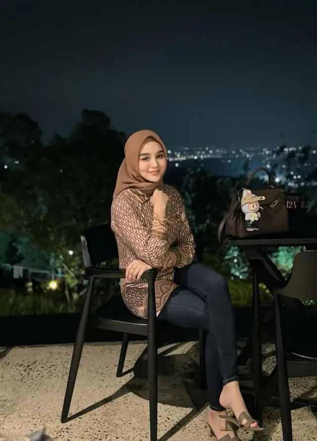 Diperiksa karena dugaan pernerimaan uang hasil korupsi, 7 gaya glamor Hana Hanifah jadi sorotan