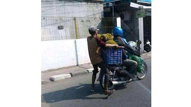 6 Kelakuan Bapak-Bapak saat Dibonceng di Motor Ini Kocak