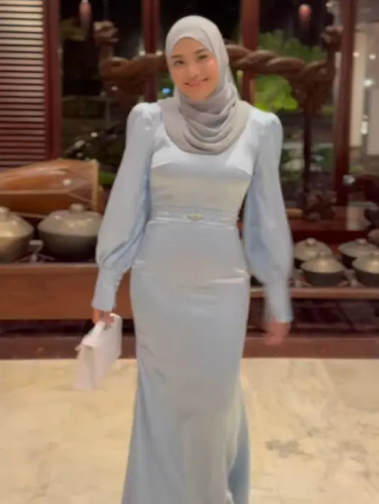 Bagian lengan dibuat puffy dengan aksen lipit, menambahkan sentuhan klasik dan vintage yang khas, sekaligus menyeimbangkan desain gaun yang minimalis namun penuh pesona. [@aurelie.hermansyah].