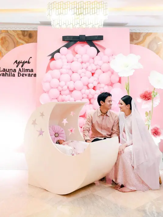 Di kesempatan itu, Sabrina tampil anggun mengenakan long dress warna pink dengan outrer organza dari @wirantikurniabride.  [@sabrinaanggraini]