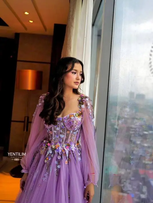 <p>Pada acara tersebut, Sarah Menzel tampil cantik tapi elegan. Wajar jika ia menuai pujian dari publik. [Foto: instagram.com/yenti_limcouture]</p>