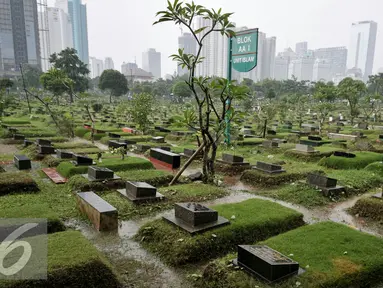 Suku Dinas Pertamanan dan Pemakaman Jakarta Pusat akan buat ratusan lubang biopori di Tempat Pemakaman Umum (TPU) Karet Bivak, Jakarta, Rabu (13/7). Pembuatan lubang biopori bertujuan agar TPU makam tidak tergenang saat hujan. (Liputan6.com/Yoppy Renato)