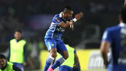 Ekspresi  Zulham Zamrun, usai mencetak gol kedua Persib ke gawang  Borneo FC dalam laga leg kedua perempatfinal Piala Presiden 2015 di Stadion Si Jalak Harupat, Bandung, Sabtu (26/9/2015). (Bola.com/Arief Bagus)
