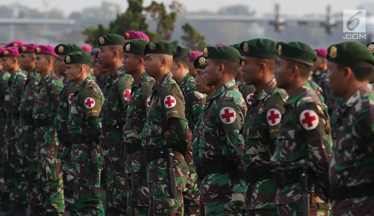 Prajurit TNI mendapat arahan sebelum terbang ke Palu dan Donggala, Sulawesi Tengah dari Lanud Halim Perdanakusuma, Jakarta, Sabtu (29/9). TNI mengerahkan tujuh Satuan Setingkat Kompi (SSK) ke lokasi bencana gempa dan tsunami. (Merdeka.com/Imam Buhori)