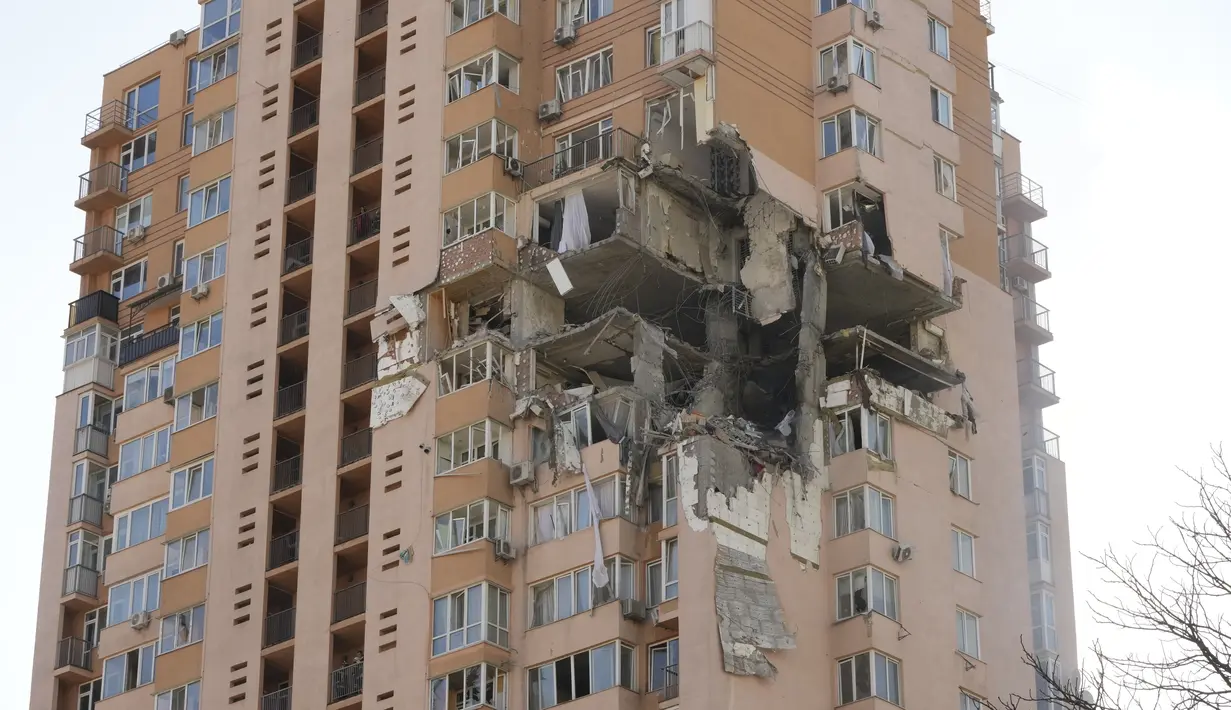 Sebuah gedung apartemen rusak setelah serangan roket di kota Kyiv, Ukraina, Sabtu (26/2/2022). Pasukan Rusia menyerbu ke arah ibukota Ukraina Sabtu, dan pertempuran jalanan pecah saat pejabat kota mendesak penduduk untuk berlindung. (AP Photo/Efrem Lukatsky)