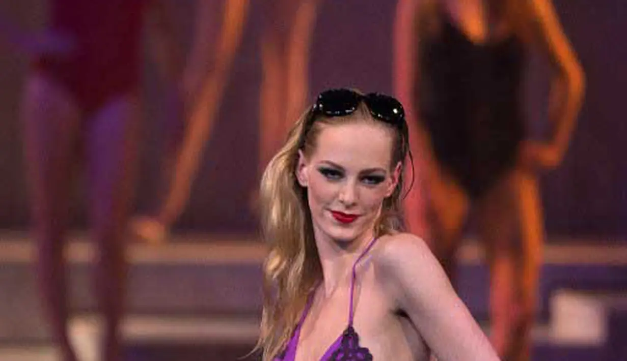 Seorang model mengenakan lingerie saat perayaan ke-130 tahun Lejaby di Lido, Paris (AFP Photo/Joel Saget) 