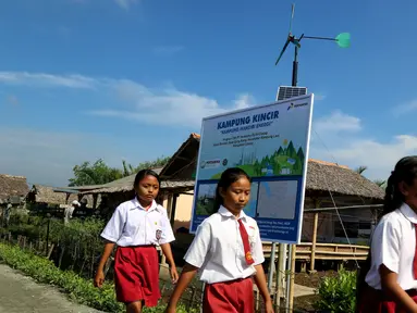 Sejumlah siswa beraktivitas di Desa Kampung Laut Kabupaten Cilacap, Kamis (8/2). CSR Pertamina (RU) IV Cilacap membuat 15 kincir angin di desa ini. (Liputan6.com/JohanTallo)