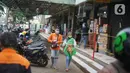 Warga mengenakan masker saat beraktivitas di sekitar Pasar Minggu yang kembali buka setelah penutupan selama tiga hari, Jakarta, Selasa (23/6/2020). Sebelumnya, Pasar Minggu ditutup sementara setelah tiga pedagang dinyatakan positif COVID-19. (Liputan6.com/Immanuel Antonius)