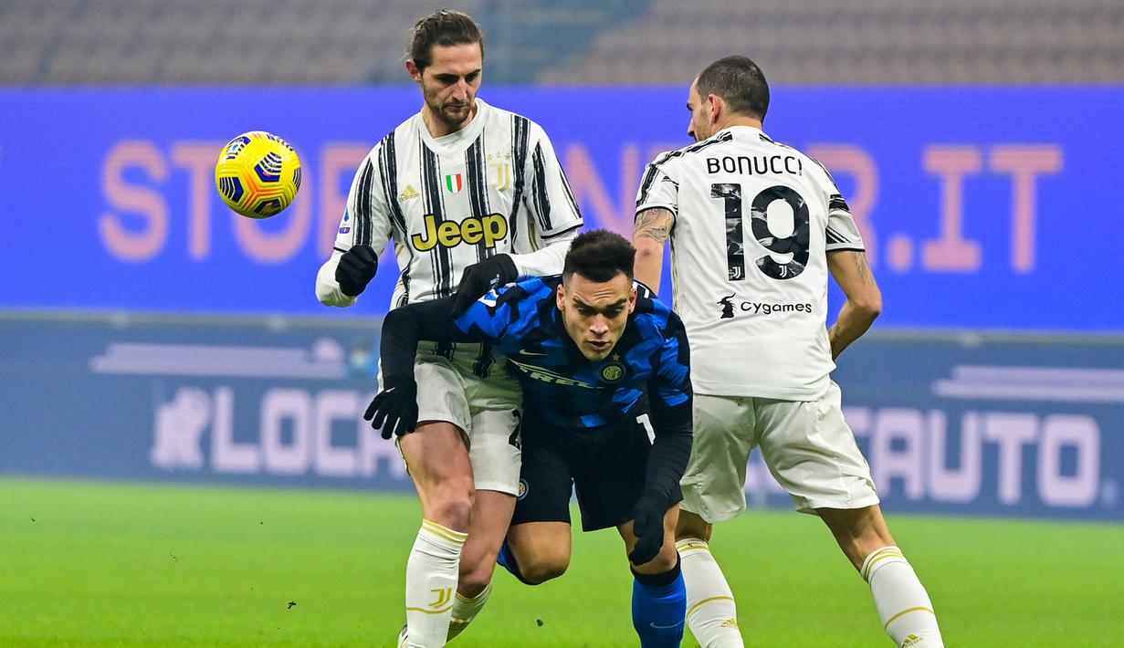 Striker Inter Milan, Lautaro Martinez (tengah) dihadang dua pemain Juventus, Adrien Rabiot (kiri) dan Leonardo Bonucci dalam laga lanjutan Liga Italia Serie A 2020/21 pekan ke-18 di San Siro Stadium, Minggu (17/1/2021). Inter Milan menang 2-0 atas Juventus. (AFP/Miguel Medina)