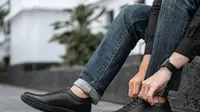 Tampil Profesional Sekaligus Modis dengan Pantofel Ala Sneakers Karya Anak Bangsa