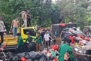 Mahasiswa di Tangel buang sampah di halaman kantor wali kota Tangsel. (Liputan6.com/Pramita Tristiawati)