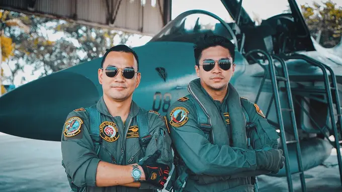 Gaya Deva Mahenra Saat Berperan Jadi Prajuit TNI AU, Tampil Gagah
