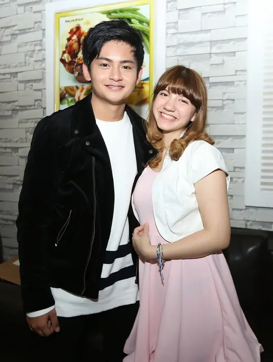 “Aku nggak buru-buru, 27 lah. Kalo nikah muda gak kepikrian. Aku baru 20 tahun, Cassie baru mau 17, jadi masih banyak yang ingin dikejar,” kata Randy. “Aku 25-26 lah,” kata Cassandra Lee menimpali. (Bambang E Ros/Bintang.com)