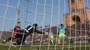 Aksi pemain Inter Milan, Gabriel Barbosa (kanan) saat membobol gawang Bologna pada lanjutan Serie A di Stadio Renato Dell'Ara, Italy, (19/2/2017). Inter menang 1-0. (Giorgio Bnevenuti/ANSA via AP)